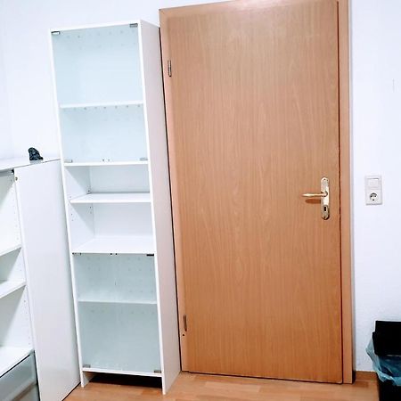 Budget Rooms In Halle With Shared Bathroom, Free Wifi, Netflix & Ipad Eksteriør billede
