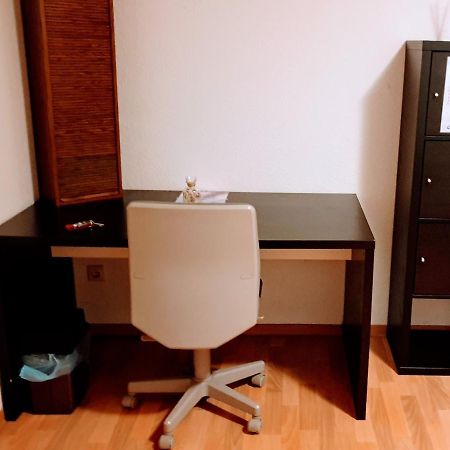 Budget Rooms In Halle With Shared Bathroom, Free Wifi, Netflix & Ipad Eksteriør billede