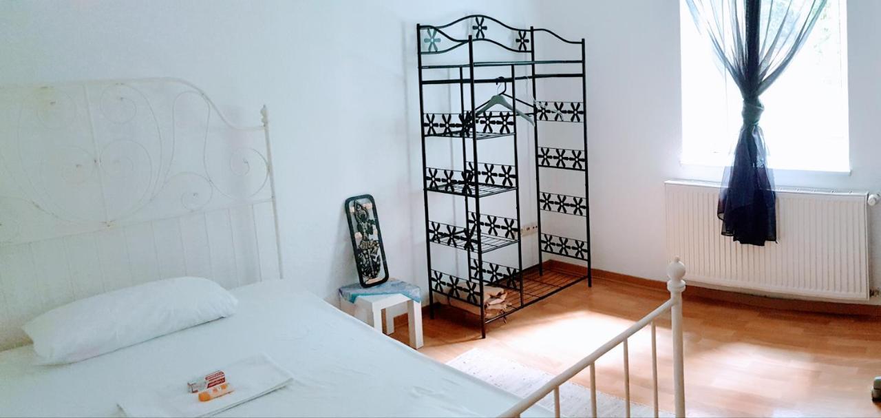 Budget Rooms In Halle With Shared Bathroom, Free Wifi, Netflix & Ipad Eksteriør billede