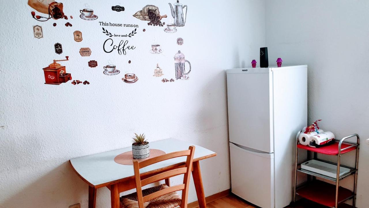 Budget Rooms In Halle With Shared Bathroom, Free Wifi, Netflix & Ipad Eksteriør billede