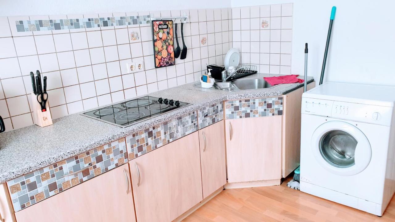 Budget Rooms In Halle With Shared Bathroom, Free Wifi, Netflix & Ipad Eksteriør billede