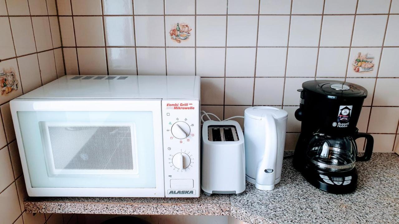 Budget Rooms In Halle With Shared Bathroom, Free Wifi, Netflix & Ipad Eksteriør billede