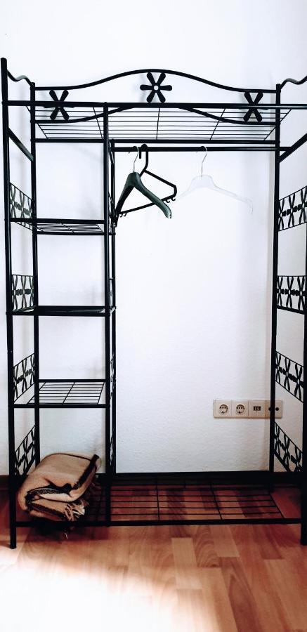 Budget Rooms In Halle With Shared Bathroom, Free Wifi, Netflix & Ipad Eksteriør billede