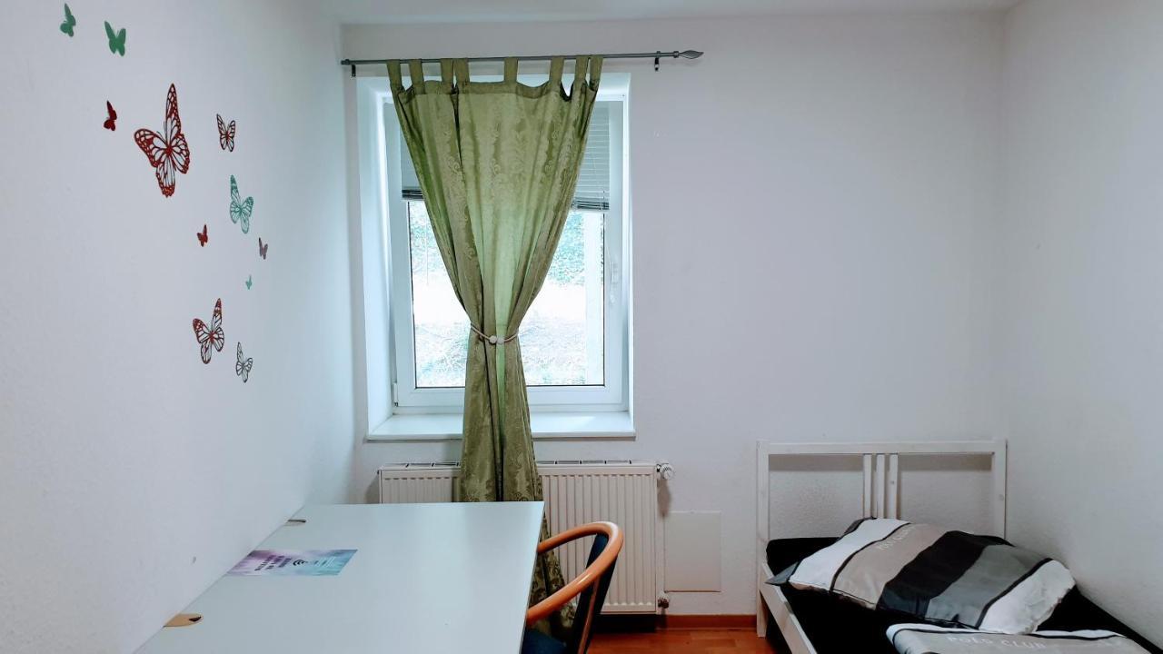 Budget Rooms In Halle With Shared Bathroom, Free Wifi, Netflix & Ipad Eksteriør billede