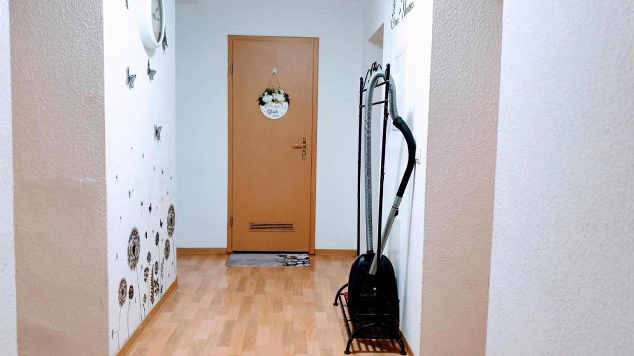 Budget Rooms In Halle With Shared Bathroom, Free Wifi, Netflix & Ipad Eksteriør billede