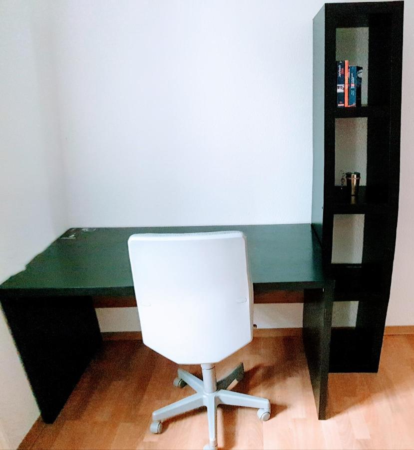 Budget Rooms In Halle With Shared Bathroom, Free Wifi, Netflix & Ipad Eksteriør billede