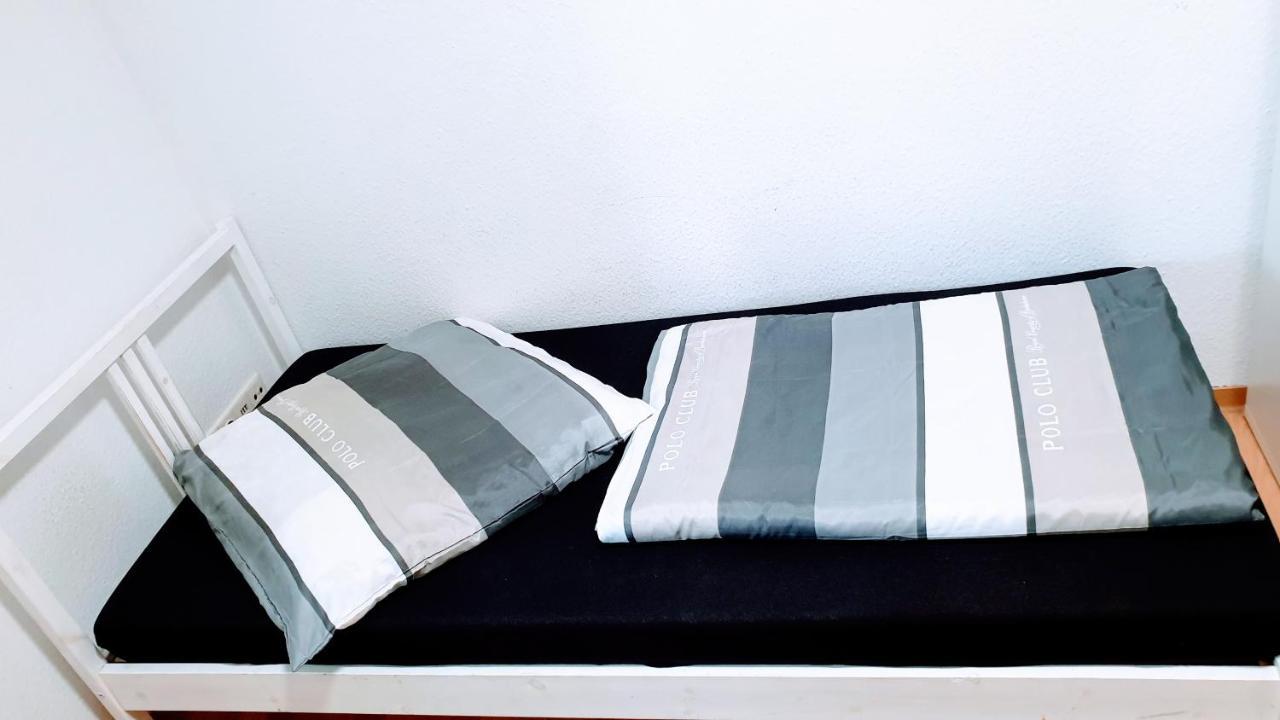 Budget Rooms In Halle With Shared Bathroom, Free Wifi, Netflix & Ipad Eksteriør billede