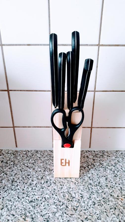 Budget Rooms In Halle With Shared Bathroom, Free Wifi, Netflix & Ipad Eksteriør billede