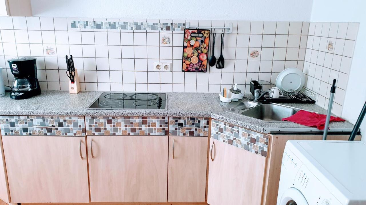 Budget Rooms In Halle With Shared Bathroom, Free Wifi, Netflix & Ipad Eksteriør billede