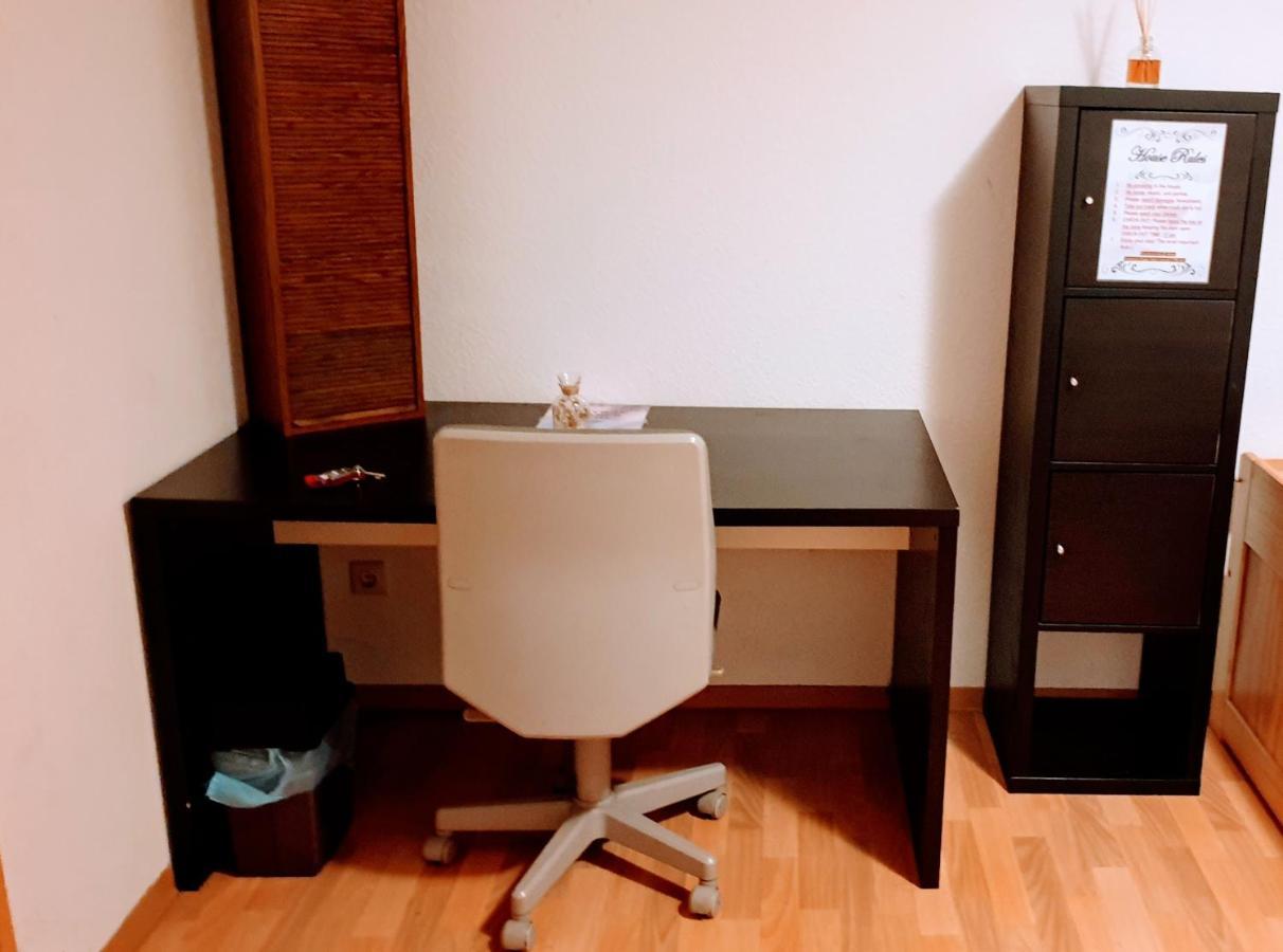 Budget Rooms In Halle With Shared Bathroom, Free Wifi, Netflix & Ipad Eksteriør billede