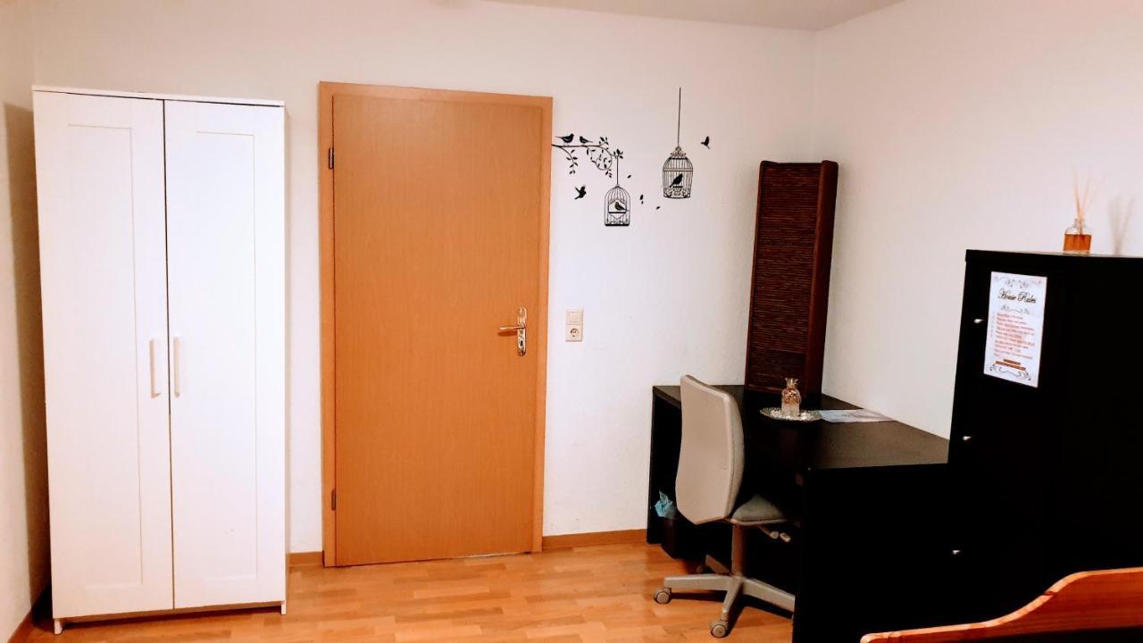 Budget Rooms In Halle With Shared Bathroom, Free Wifi, Netflix & Ipad Eksteriør billede