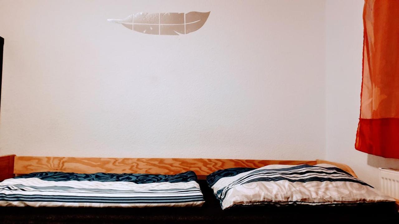 Budget Rooms In Halle With Shared Bathroom, Free Wifi, Netflix & Ipad Eksteriør billede