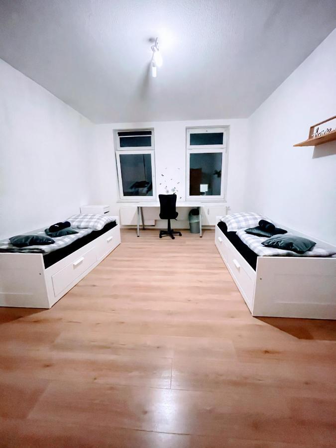 Budget Rooms In Halle With Shared Bathroom, Free Wifi, Netflix & Ipad Eksteriør billede